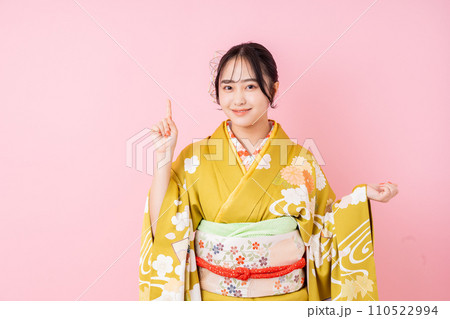 振袖の若い女性 110522994