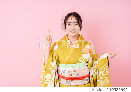 振袖の若い女性 110522995