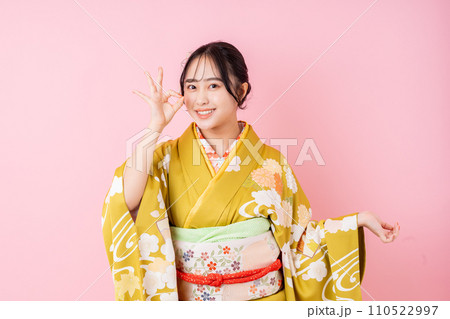 振袖の若い女性 110522997