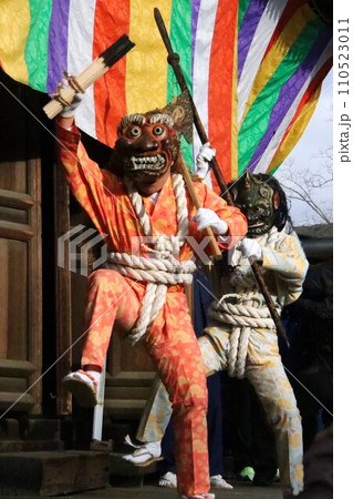 鬼追い式で四股を踏む鬼 鬼追い式で四股を踏む鬼 110523011