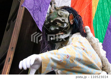 鶴林寺の鬼追い式で手を伸ばす青鬼 鶴林寺の鬼追い式で手を伸ばす青鬼 110523014