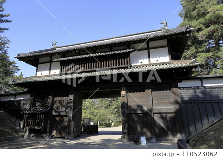 快晴の青空を背景に、弘前公園の南側に位置する追手門 110523062