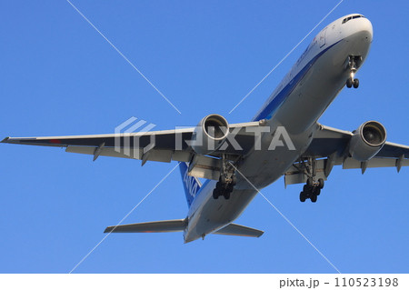 羽田空港に着陸する旅客機 飛行機の着陸進入 羽田空港に着陸する旅客機 飛行機の着陸進入 110523198
