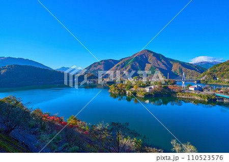 秋の神奈川県足柄上郡山北町の丹沢湖展望台から南西側(不老山,三保ダム方面)の風景 110523576
