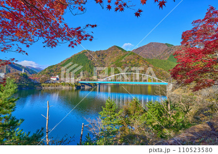 秋の神奈川県足柄上郡山北町の丹沢湖から西側(大仏大橋方面)の風景 110523580