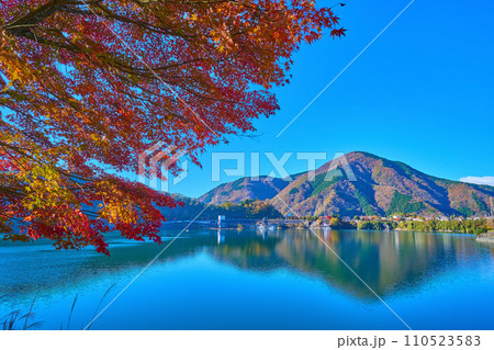 秋の神奈川県足柄上郡山北町の丹沢湖湖岸(ヘイロク沢北広場)から南西側(三保ダム,不老山方面)の風景 秋の神奈川県足柄上郡山北町の丹沢湖湖岸(ヘイロク沢北広場)から南西側(三保ダム,不老山方面)の風景 110523583