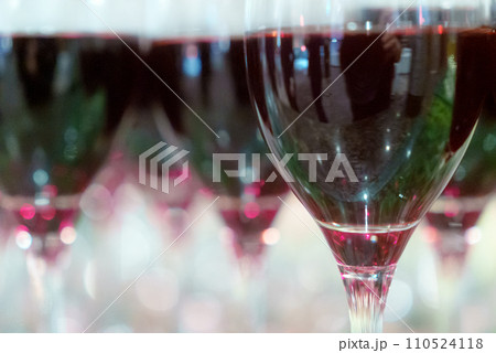 テーブルの上のグラス 110524118