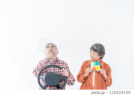 あくびをするシニアドライバー 疲れ あくびをするシニアドライバー 疲れ 110524150