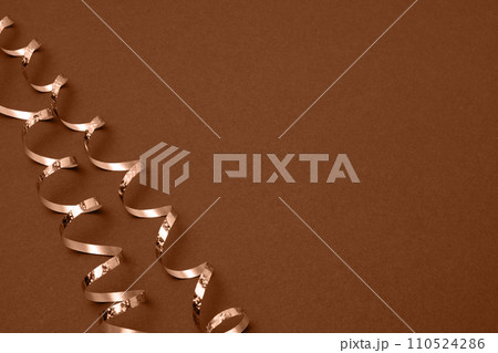 New Year Brown Background. Golden Decoration. Christmas Greeting Card Mockup. Sparkle Baubles. Top view, Copy Space. Gold Balls, Confetti on a Beige Festive Backdrop. Banner Template. Xmas Frame. 110524286