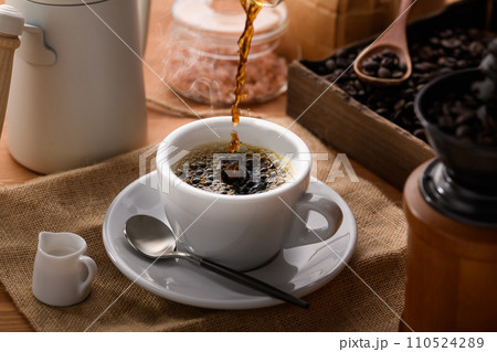 ホットコーヒーを注ぐ 110524289