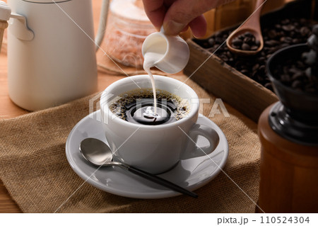 ホットコーヒーにフレッシュを注ぐ 110524304