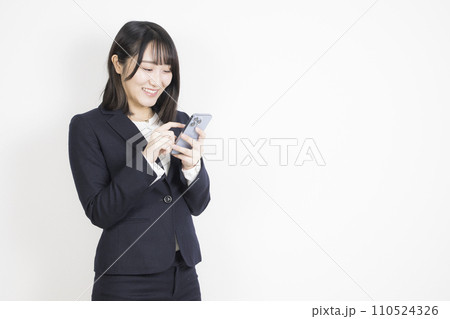 スマホを操作する笑顔のビジネスウーマン 110524326