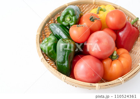 ザルに入った夏野菜 110524361