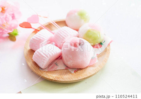 春の餅菓子と三色だんご 春の餅菓子と三色だんご 110524411