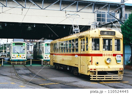車両基地に停車する都電荒川線の6000形（6086号車） 110524445