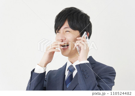スマートフォンで通話するビジネスマン 白背景 スマートフォンで通話するビジネスマン 白背景 110524482