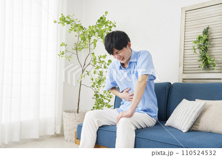 自宅で腹痛がする男性 自宅で腹痛がする男性 110524532