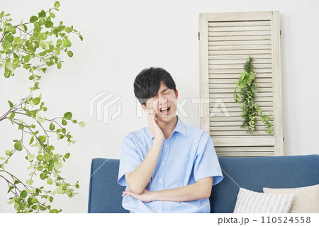 歯が痛い男性 110524558