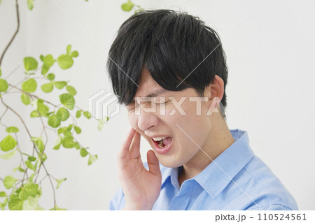 歯が痛い男性 110524561