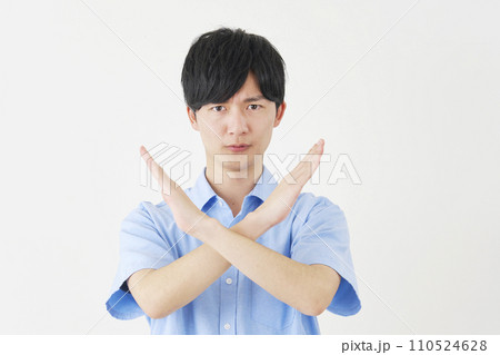 腕でばつ印をする男性　白背景 110524628