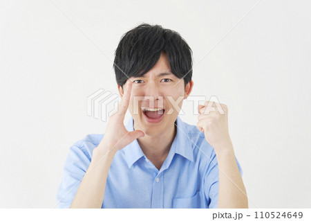 応援する男性 白背景 応援する男性 白背景 110524649