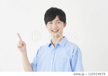 左側を指差す男性　白背景 110524679