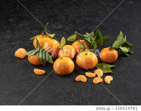 Set of ripe tangerine fruits with leaves Set of ripe tangerine fruits with leaves 110524781