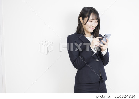 スマホを操作する若いビジネスウーマン 110524814