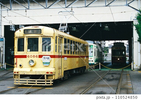 車両基地に停車する都電荒川線の6000形(6086号車) 車両基地に停車する都電荒川線の6000形(6086号車) 110524850