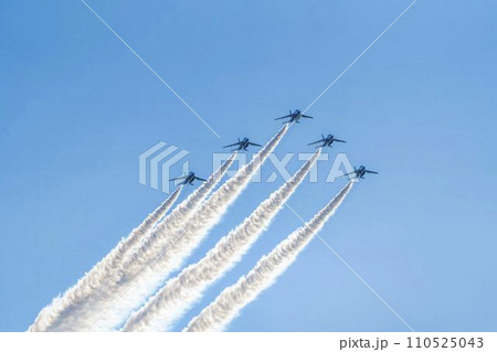 青空を飛行する松島基地のブルーインパルス　宮城県東松島市 110525043