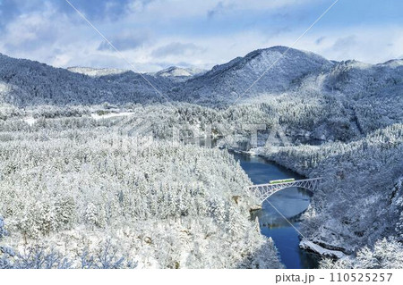 雪景色の第一只見川橋梁と只見線の列車 福島県三島町 雪景色の第一只見川橋梁と只見線の列車 福島県三島町 110525257