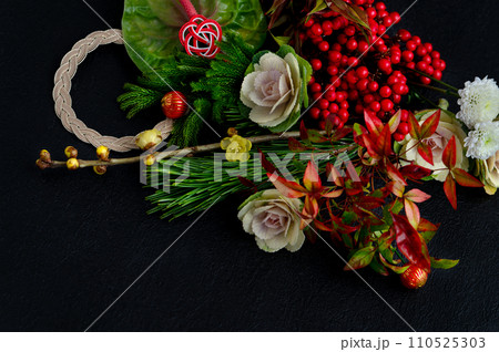 正月の美しい花飾り 新年のイメージ 正月の美しい花飾り 新年のイメージ 110525303