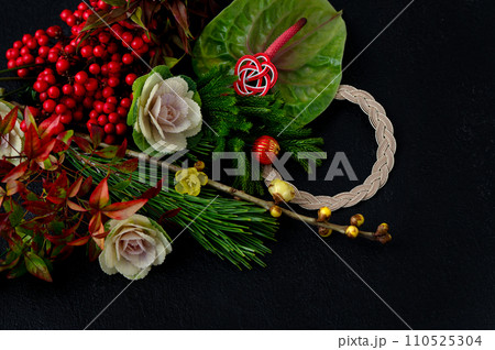 正月の美しい花飾り 新年のイメージ 正月の美しい花飾り 新年のイメージ 110525304
