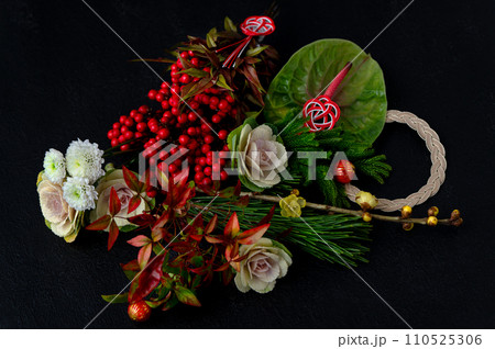 正月の美しい花飾り 新年のイメージ 正月の美しい花飾り 新年のイメージ 110525306