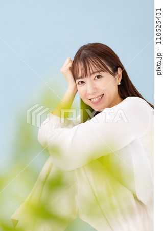 ビューティー　女性　ブルーバック　前ボケ 110525431