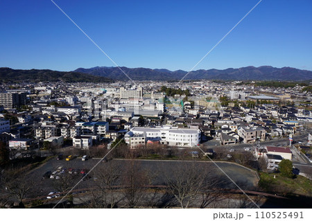 岡山県津山市の街並み:鶴山公園から津山の北方向を見る 岡山県津山市の街並み:鶴山公園から津山の北方向を見る 110525491
