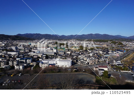 岡山県津山市の街並み:鶴山公園から津山の北方向を見る 岡山県津山市の街並み:鶴山公園から津山の北方向を見る 110525495
