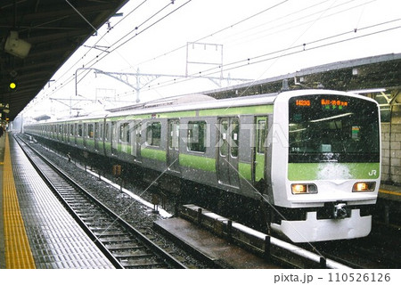 雪の東京で出発を待つ山手線のE231系500番台 雪の東京で出発を待つ山手線のE231系500番台 110526126