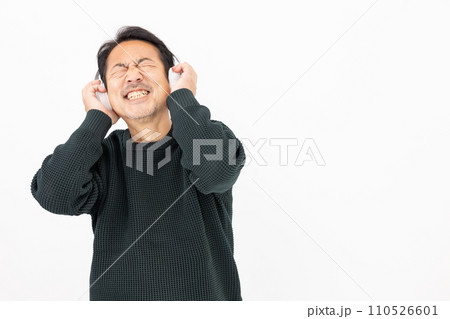 ヘッドホンで音楽を聴く男性 ヘッドホンで音楽を聴く男性 110526601