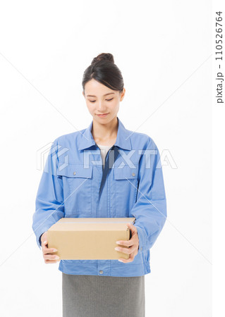 荷物を運ぶ作業着の女性 110526764