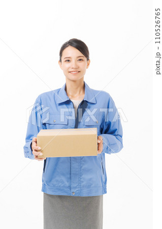荷物を運ぶ作業着の女性 110526765