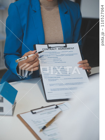 Real estate agent and customer signing contract to buy house, insurance or loan real estate.rent a house,get insurance or loan real estate or property. 110527064