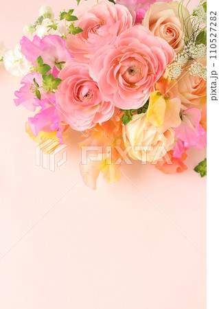 春のピンク系アレンジメント 110527282