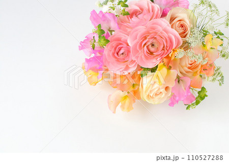 春のピンク系アレンジメント 110527288