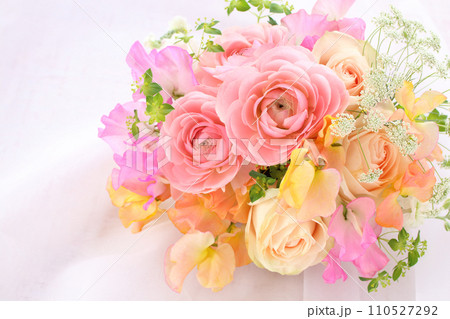 春のピンク系アレンジメント 110527292