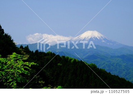 陣馬街道から望む雄大な残雪の富士山 【相模原市津久井 5月】 陣馬街道から望む雄大な残雪の富士山 【相模原市津久井 5月】 110527505