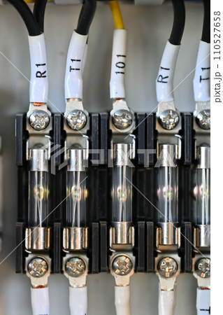 製造設備の制御盤 ガラス管ヒューズ 基板 製造業 製造設備の制御盤 ガラス管ヒューズ 基板 製造業 110527658