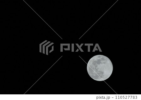 月齢14.1煌々と照る十二月の満月コールドムーン 110527783