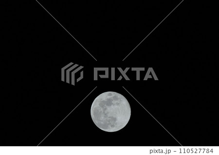 月齢14.1煌々と照る十二月の満月コールドムーン 110527784