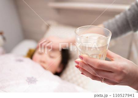 子供を看病する母親の手 子供を看病する母親の手 110527941